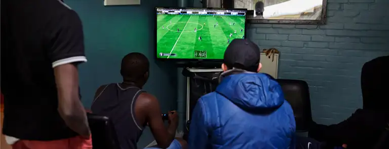 Afrikanske drenge spiller FIFA p&aring; asylcenter